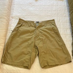 Mountain Khaki Shorts / 32” Waist x 9” inseam